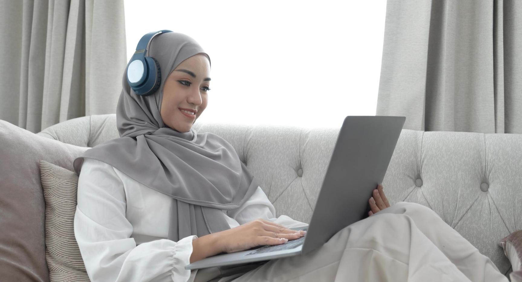 طلاب يعملون على مشاريع تطوير الألعاب في المختبر